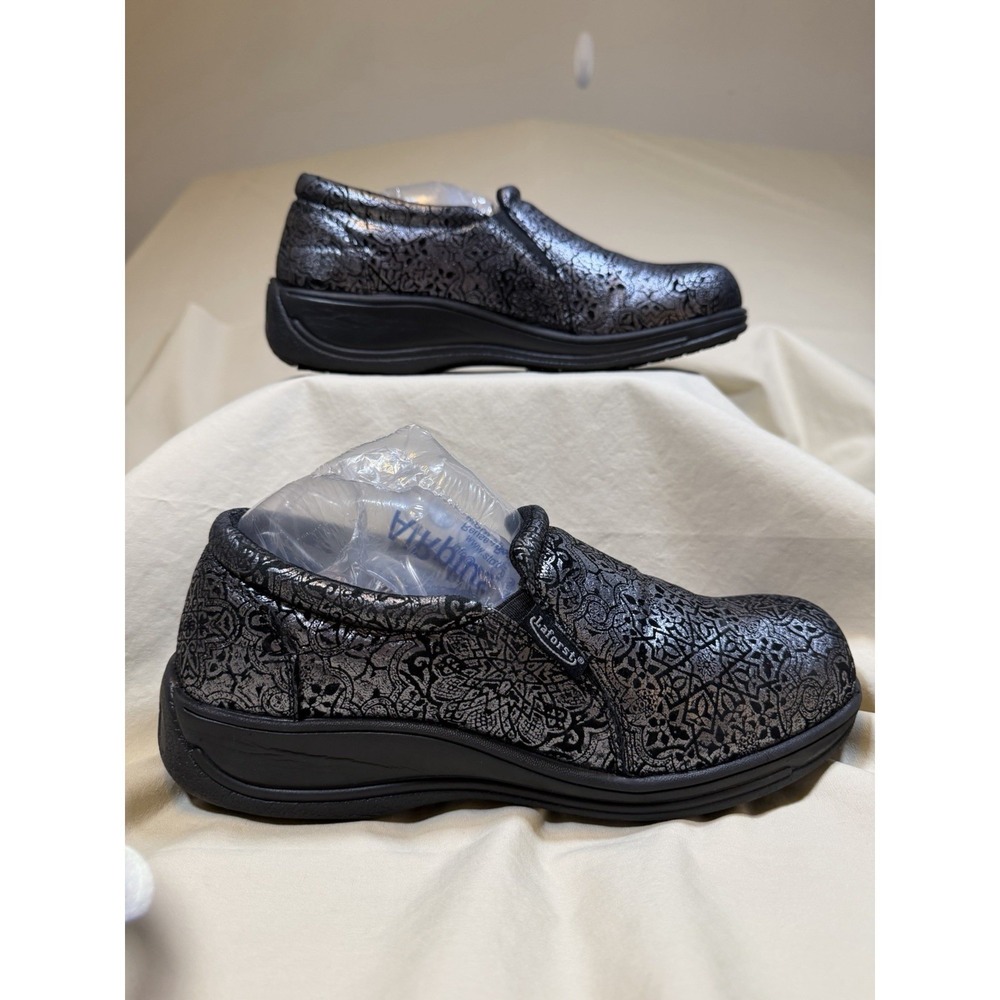 Size 10 Laforst Women's Nonslip Lightweight Metallic Mandala Print Nursing Clogs